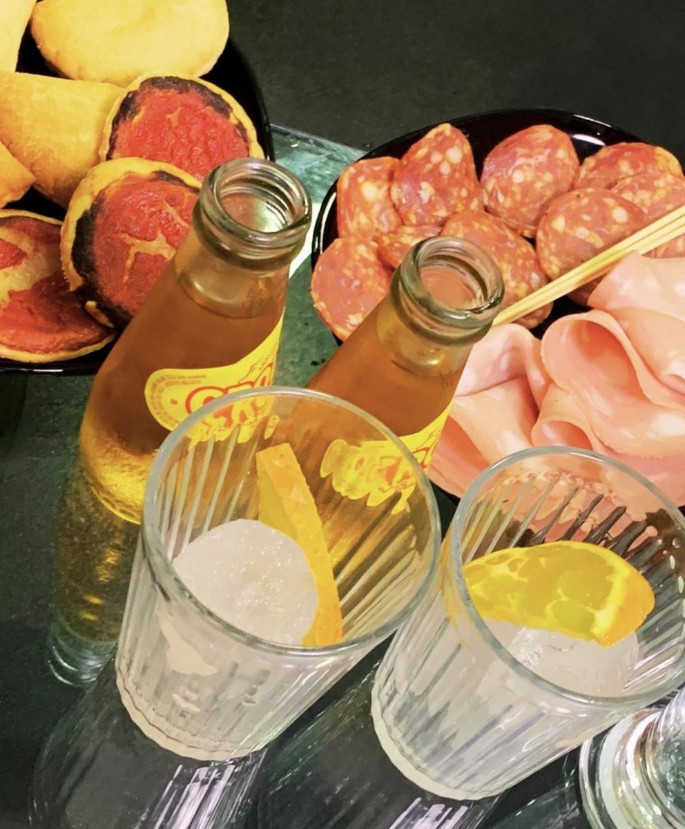 Aperitivo con salumi, pizzette e analcolici