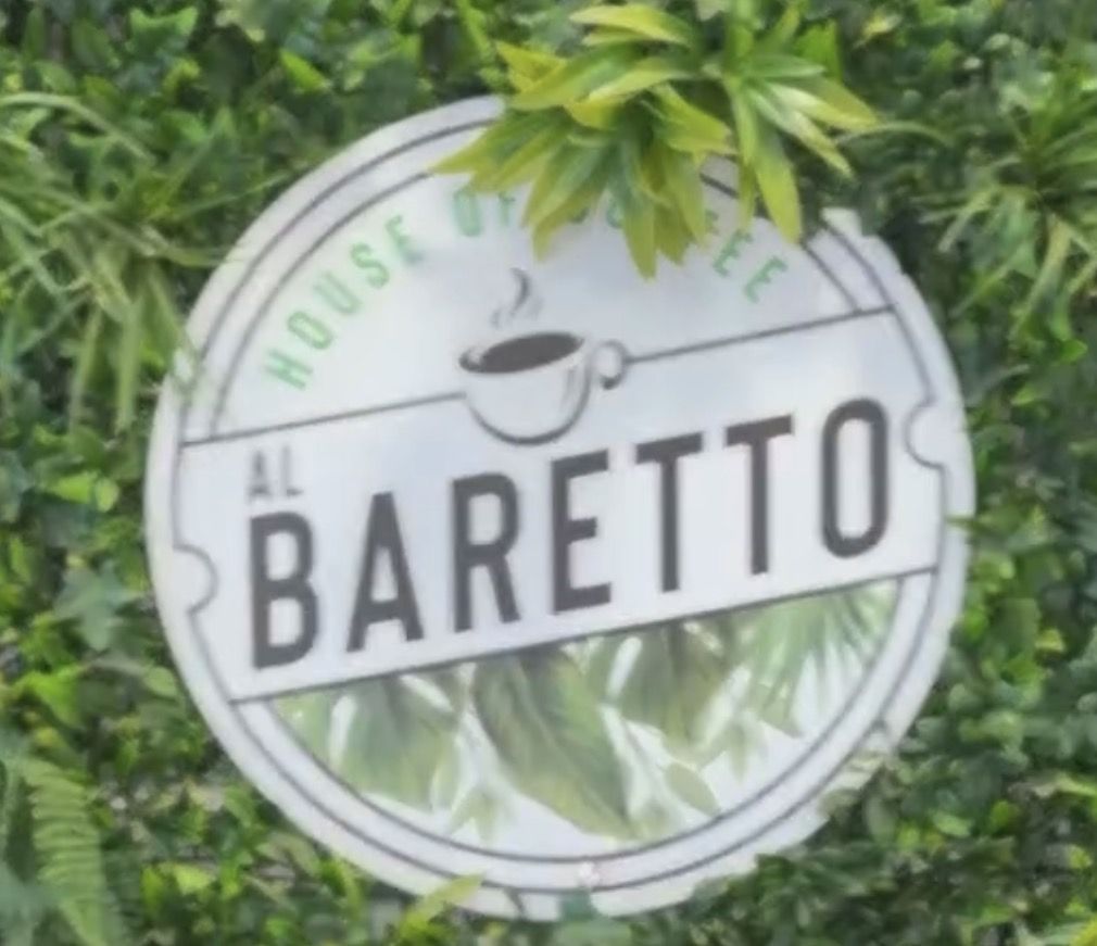 Insegna Al Baretto sul muro verde