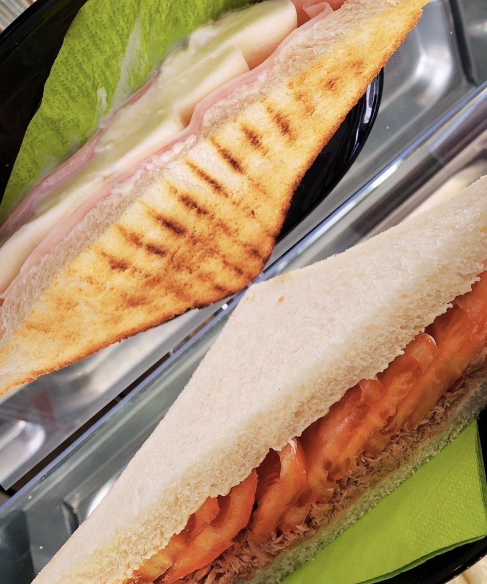 Toast prosciutto e formaggio e tramezzino tonno e pomodoro